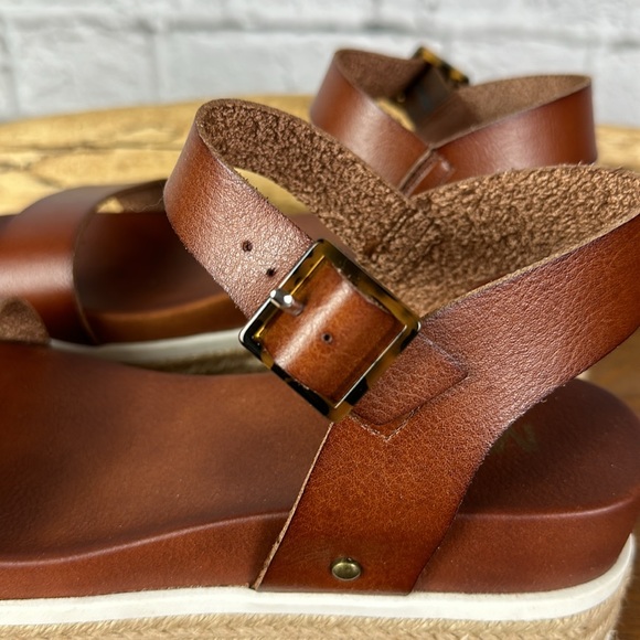 MIA Kiera vegan leather platform sandal with single strap/buckle. Size 7.5 - Picture 6 of 13